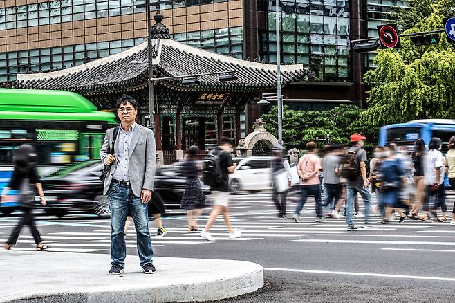 광화문 4거리에서 포즈를 취한 김경율 회계사 / 이신영 영상미디어 기자