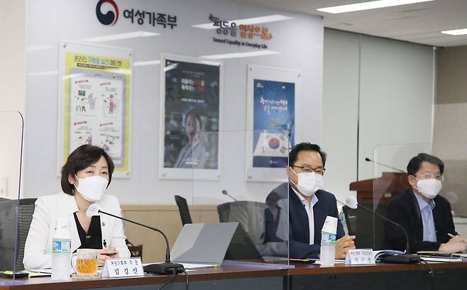 김경선 여성가족부 차관(왼쪽)이 지난 7월 셧다운제 개선 및 게임 과몰입으로부터의 청소년 보호 방안에 대해 논의하고 있는 모습. /연합뉴스