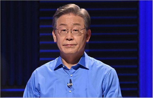 이재명 경기도지사가 지난 14일 오후 서울 마포구 상암동 MBC 사옥에서 열린 MBC 100분 토론에 참석해 리허설을 하고 있다. ⓒ국회사진취재단