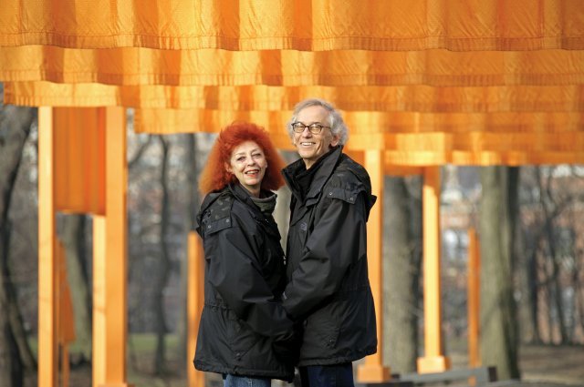 2005년 2월, 미국 뉴욕 센트럴파크에 설치한 ‘더 게이츠’ 앞에 선 크리스토와 잔 클로드 부부. ─ 사진: Wolfgang Volz, ⓒ2005 Christo and Jeanne-Claude Foundation