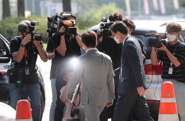 사퇴 기자회견을 마친 뒤 차량에 탑승하는 곽상도 의원. 사진공동취재단