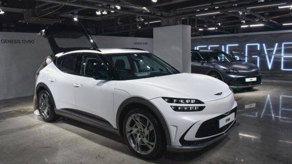 제네시스는 지난 달 30일 서울 강남구 압구정로 한 카페에서 첫 전용 전기차 'GV60(지 브이 식스티)'를 최초 공개했다. 판매 가격은 스탠다드 후륜 모델 5990만원(친환경차 세제혜택 및 개별소비세 3.5% 반영 기준), 스탠다드 사륜 모델 6459만원(19인치 기준), 퍼포먼스 모델 6975만원이다. 사진=서동일 기자
