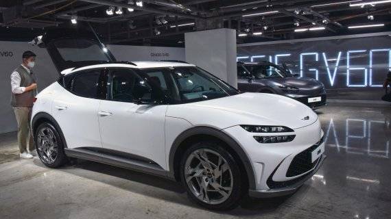 제네시스는 지난 달 30일 서울 강남구 압구정로 한 카페에서 첫 전용 전기차 'GV60(지 브이 식스티)'를 최초 공개했다. 판매 가격은 스탠다드 후륜 모델 5990만원(친환경차 세제혜택 및 개별소비세 3.5% 반영 기준), 스탠다드 사륜 모델 6459만원(19인치 기준), 퍼포먼스 모델 6975만원이다. 사진=서동일 기자