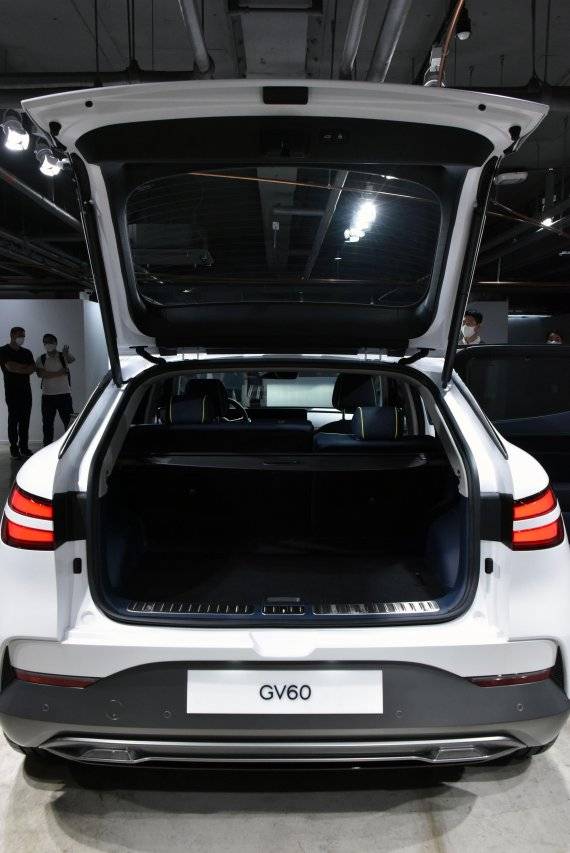 제네시스는 지난 달 30일 서울 강남구 압구정로 한 카페에서 첫 전용 전기차 'GV60(지 브이 식스티)'를 최초 공개했다. 판매 가격은 스탠다드 후륜 모델 5990만원(친환경차 세제혜택 및 개별소비세 3.5% 반영 기준), 스탠다드 사륜 모델 6459만원(19인치 기준), 퍼포먼스 모델 6975만원이다. 사진=서동일 기자
