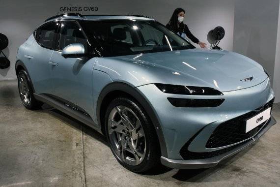 제네시스는 지난 달 30일 서울 강남구 압구정로 한 카페에서 첫 전용 전기차 'GV60(지 브이 식스티)'를 최초 공개했다. 판매 가격은 스탠다드 후륜 모델 5990만원(친환경차 세제혜택 및 개별소비세 3.5% 반영 기준), 스탠다드 사륜 모델 6459만원(19인치 기준), 퍼포먼스 모델 6975만원이다. 사진=서동일 기자