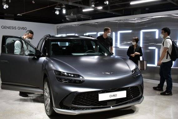 제네시스는 지난 달 30일 서울 강남구 압구정로 한 카페에서 첫 전용 전기차 'GV60(지 브이 식스티)'를 최초 공개했다. 판매 가격은 스탠다드 후륜 모델 5990만원(친환경차 세제혜택 및 개별소비세 3.5% 반영 기준), 스탠다드 사륜 모델 6459만원(19인치 기준), 퍼포먼스 모델 6975만원이다. 사진=서동일 기자