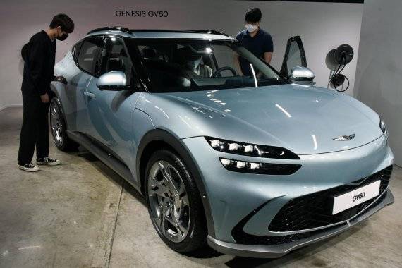 제네시스는 지난 달 30일 서울 강남구 압구정로 한 카페에서 첫 전용 전기차 'GV60(지 브이 식스티)'를 최초 공개했다. 판매 가격은 스탠다드 후륜 모델 5990만원(친환경차 세제혜택 및 개별소비세 3.5% 반영 기준), 스탠다드 사륜 모델 6459만원(19인치 기준), 퍼포먼스 모델 6975만원이다. 사진=서동일 기자