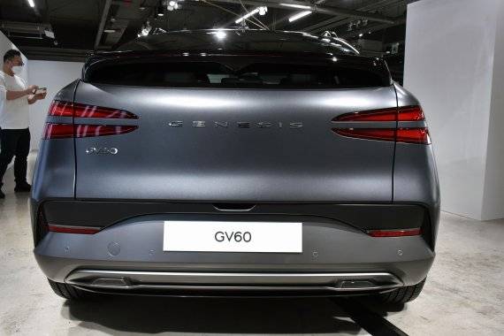 제네시스는 지난 달 30일 서울 강남구 압구정로 한 카페에서 첫 전용 전기차 'GV60(지 브이 식스티)'를 최초 공개했다. 판매 가격은 스탠다드 후륜 모델 5990만원(친환경차 세제혜택 및 개별소비세 3.5% 반영 기준), 스탠다드 사륜 모델 6459만원(19인치 기준), 퍼포먼스 모델 6975만원이다. 사진은 투 라인 테일램프와 고정형 리어 윙 스포일러. 사진=서동일 기자
