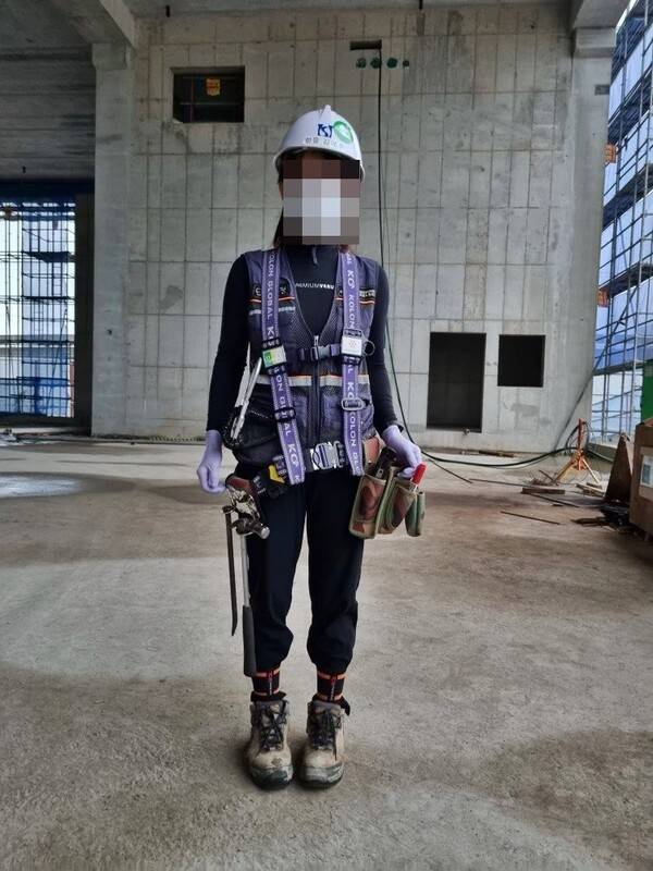여성 건설노동자 ㄹ씨가 보급받은 ‘안전벨트’를 착용하고 찍은 사진. 원래 안전벨트의 버클은 허리춤에 꼭 맞아야 한다. 그러나 신장 152㎝ 여성 노동자에게는 너무 커 버클이 허벅지 아래로 내려온다. 작은 못이나 공구를 넣는 일명 ‘못주머니’(사진 오른쪽)도 허리춤에 위치해야 하지만 허벅지까지 내려오고, 장도리 같은 비교적 큰 장비를 수납하는 고리도 처져 장비 손잡이가 발목까지 내려오다. 송 실장은 “이렇게 장비가 무릎 아래로 내려오면 현장을 오갈 때 걸리적거리고 있어서 되레 위험해 어쩔 수 없이 직접 수선해 사용하는 노동자도 많다”며 “여성 신체에 맞지 않는 안전장비가 여성의 건설업 진출을 막는 진입장벽으로 기능하고 있어 개선이 시급하다”고 지적했다.