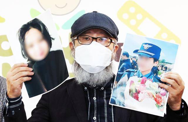 공군 성추행 피해자 고(故) 이 모 중사 부친이 지난달 28일 서울 마포구 군인권센터에서 열린 공군 성추행 피해자 사망사건 수사결과 비판 기자회견에서 딸의 사진을 들고 군의 수사를 비판하고 있다. 연합뉴스
