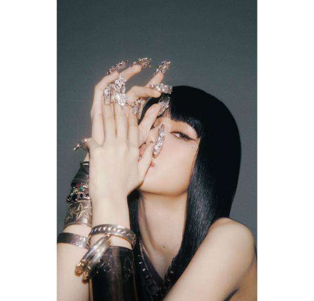 블랙핑크 리사는 최근 발매한 솔로앨범으로 전 세계를 휩쓸었다. YG엔터테인먼트 제공