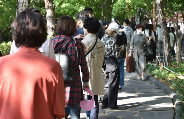 1일 대구 중구 국채보상운동기념공원 임시선별검사소에서 시민들이 코로나19 진단검사를 받기 위해 순서를 기다리고 있다. 뉴시스