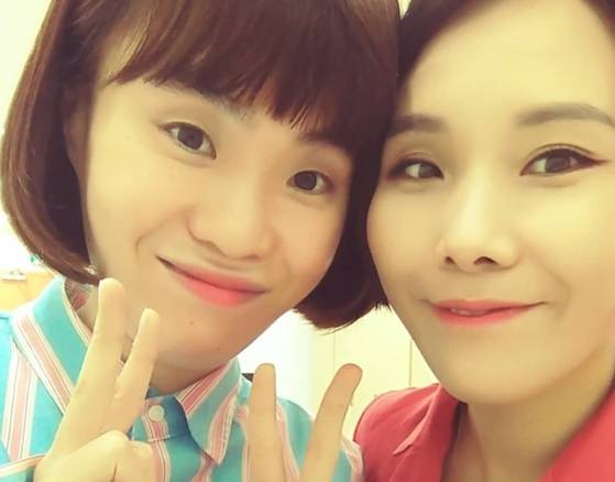 개그맨 고(故) 박지선(왼쪽)과 신봉선. [신봉선 SNS]