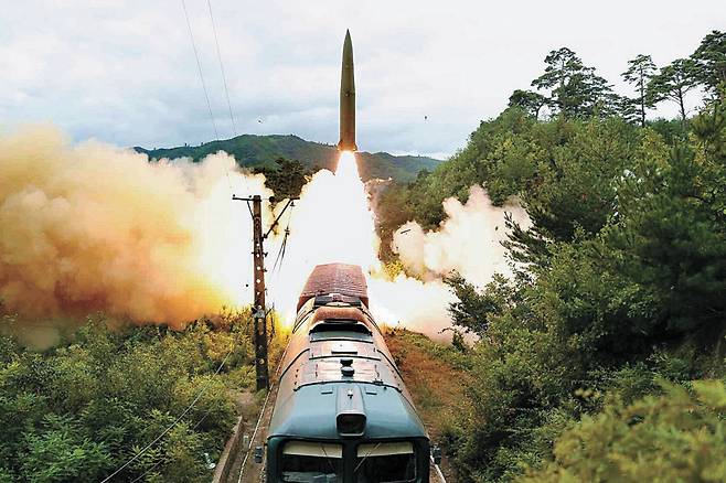 지난 15일 북한이 철도기동미사일연대 검열사격 훈련을 진행했다고 노동당 기관지 노동신문이 16일 보도했다. 김정은 당 총비서는 참석하지 않았다. 사진은 신문이 공개한 미사일 발사 장면으로 열차에 설치된 발사대에서 미사일이 발사되고 있다. 합동참모본부는 전날 북한이 두 발의 단거리 탄도미사일을 발사했다고 밝힌 바 있다. 노동신문