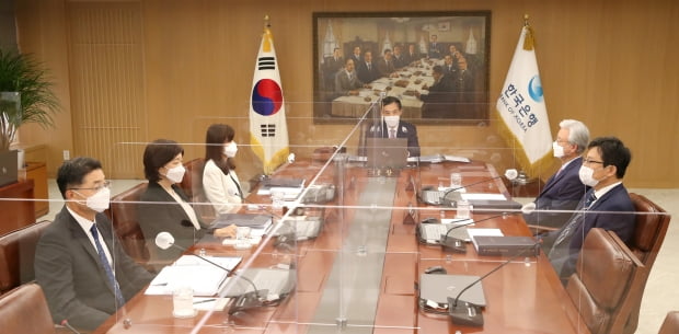 이주열 한국은행 총재가 8월 26일 오전 서울 중구 한국은행에서 금융통화위원회 본회의를 주재하고 있는 모습. 사진=한국은행 제공