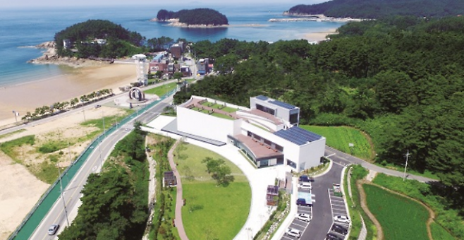 태안 유류피해극복기념관. 기름으로 뒤범벅이 된 태안 앞바다를 살린 땀과 눈물, 헌신으로 ‘솔향기 길’ 은 많은 사람들이 찾는 ‘오솔길’이 되었다.