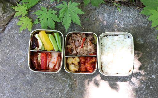 소백산북부 국립공원 이용 시 주문할 수 있는 마늘불고기 정식 도시락.