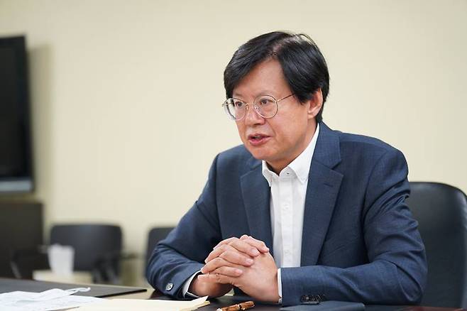 ▲김학균 OBS 대표이사가 27일 오전 경기도 부천시 오정동 OBS 사옥에서 미디어오늘과 인터뷰하고 있다. 사진을 찍기 위해 마스크를 벗은 모습. 사진=OBS.