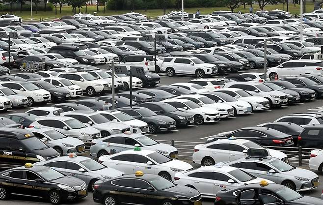 휴일인 22일 서울 김포공항 국내선 주차장이 막바지 여름휴가를 떠난 여행객들이 주차한 차량들로 가득차 있다. [한주형기자]