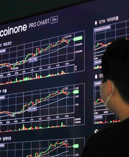 서울 용산구 코인원 고객센터 모니터에 표시된 비트코인, 이더리움 등 가상화폐 시세 현황. /사진=연합뉴스