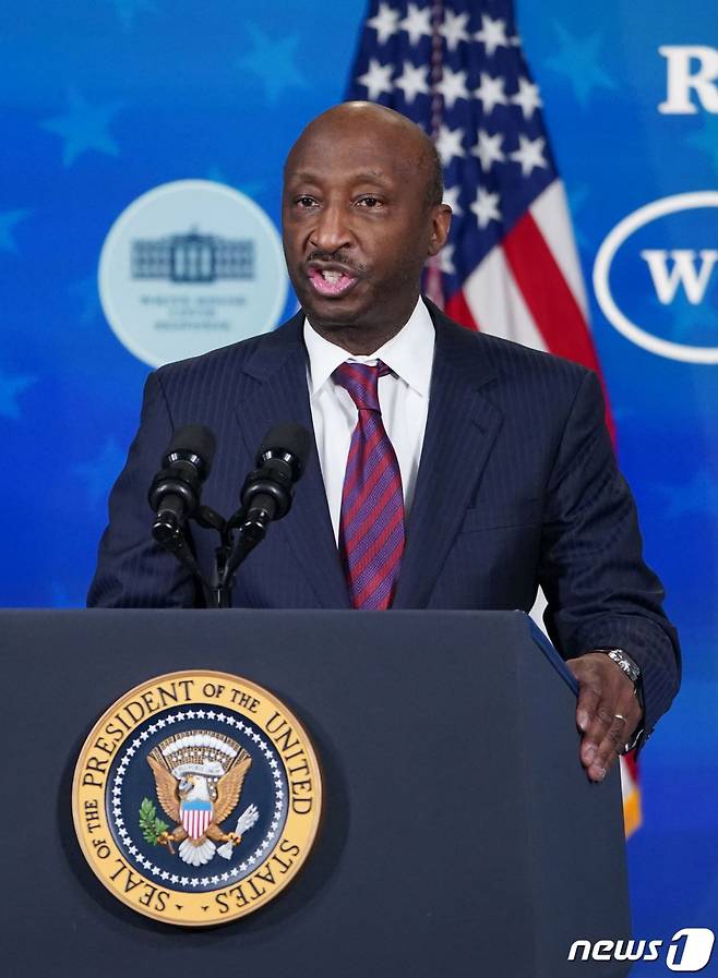 (워싱턴 AFP=뉴스1) 우동명 기자 = 케네스 프레이저 머크 CEO가 10일(현지시간) 워싱턴 백악관에서 코로나19 백신 1억회분 추가 주문 관련 조 바이든 대통령과 회의를 가진 뒤 발언을 하고 있다.  (C) AFP=뉴스1