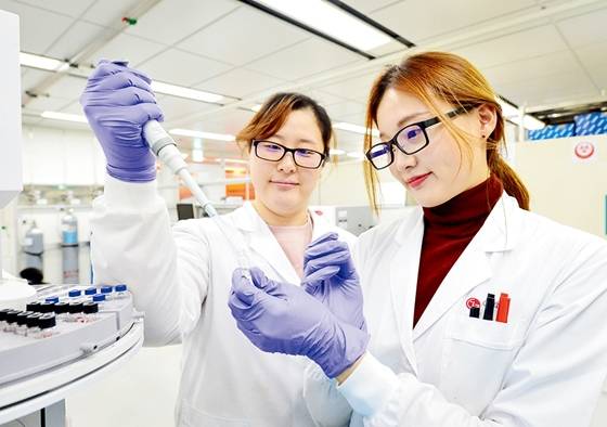 LG화학 미래기술연구센터 연구원들이 신규 개발한 생분해성 신소재의 물성을 테스트하고 있다. /사진=LG화학