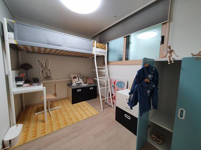 “신혼부부에 아이 1명이 표준이고, 어린아이 같은 경우에는 2명도 가능하겠다”고 말했던 문제의 2층 침대가 놓인 44㎡ 크기 임대주택의 아이용 방 모습 [헤럴드경제DB]