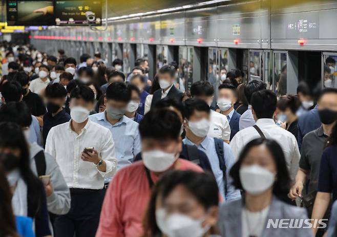 [서울=뉴시스] 권창회 기자 = 서울 종로구 광화문역에서 직장인들이 출근하고 있다. 2021.09.14. kch0523@newsis.com