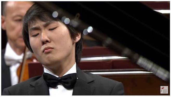 2015 쇼팽 콩쿠르 결선에서 연주중인 조성진