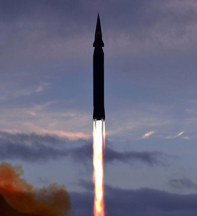 북한이 개발한 극초음속 미사일이 지난달 28일 발사되고 있다.&nbsp;북한 노동신문은 1일 관련 소식을 전하면서 사진을 공개했다.조선중앙통신·연합뉴스