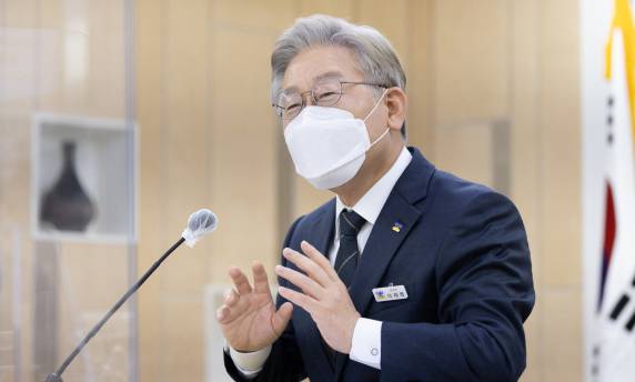 더불어민주당 대선주자인 이재명 경기도지사는 지난달 29일 의정부 경기북부청사에서 열린 9월 확대간부회의에서 엄한 정치인들한테 확실한 되치기를 해달라”고 주문했다. 경기도 제공