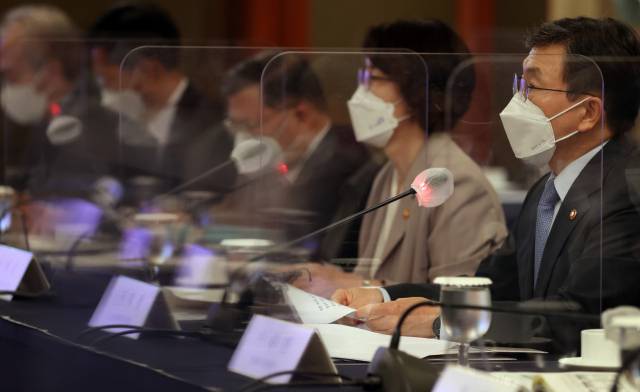 권덕철(오른쪽 첫번째) 보건복지부 장관이 30일 오후 서울 중구 롯데호텔에서 열린 코로나19 치료제-백신개발 범정부 지원위원회 제11차 회의에서 발언하고 있다. /연합뉴스