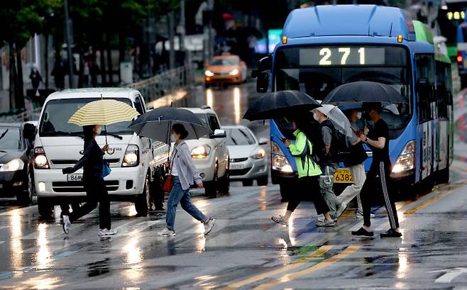비가 내린 지난 9월 29일 서울 마포구 홍대입구역 인근에서 시민들이 우산을 쓴 채 걸어가고 있다. 연합뉴스