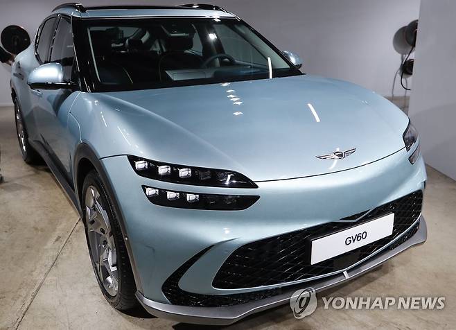 E-GMP 플랫폼 적용한 제네시스 첫 전용 전기차 GV60 (서울=연합뉴스) 류효림 기자 = 서울 강남구 압구정동 카페캠프통에 마련된 제네시스 GV60 특별전시장에서 제네시스 첫 전용 전기차 GV60을 공개하고 있다. 2021.10.2 ryousanta@yna.co.kr
