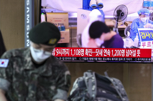 서울 용산구 서울역 대합실에서 한 군인이 열차를 기다리고 있는 모습. 사진=뉴시스.