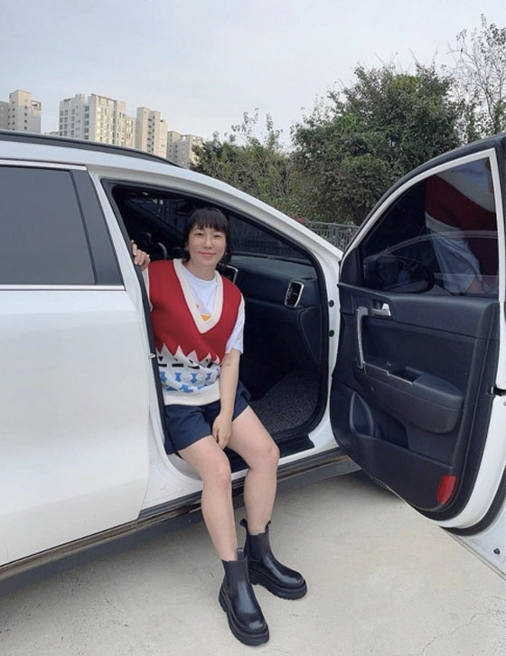 Gag woman Kim Yeong-hee smiled happily after Yoon Seung-yeol and marriage.Kim Yeong-hee posted a picture on his instagram on the 3rd, saying, I have known that the drivers seat is the most comfortable 11 years.The photo shows Kim Yeong-hee on a weekend outing; Kim Yeong-hee posing for the camera while sitting in the drivers seat of the car.Kim Yeong-hee, who has been sitting in the drivers seat for the past 11 years, is attracting attention as he is smiling brightly after marriage, saying, The assistant is finally adapted.Kim Yeong-hee added, I almost paid Taxi when I first got on the train.Meanwhile, Kim Yeong-hee marriages Yoon Seung-yeol, a 10-year-old professional baseball player, in January.