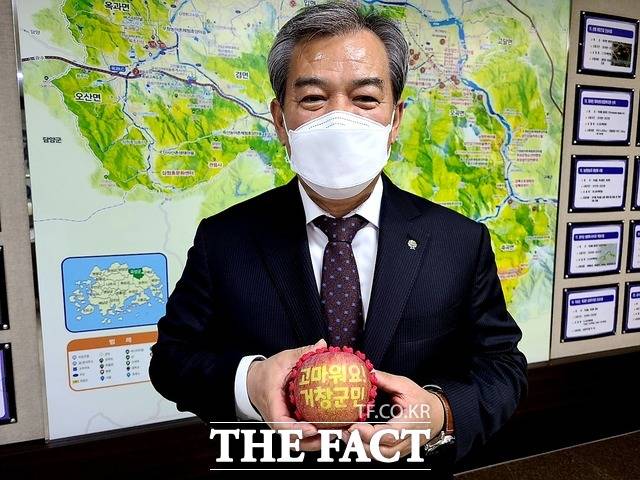 유근기 전남 곡성군수가 경남 거창군에 보낼 사과를 들고 있다. / 곡성군 제공