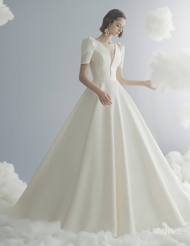 사진 : 웨딩드레스 쥬빌리브라이드,&nbsp;포토그래퍼 유창환(앤유스튜디오),&nbsp;모델 발레리아,&nbsp;헤어 설영 메이크업 유진(설영),&nbsp;플라워 닉스플로스,&nbsp;제품협찬 로제블랑