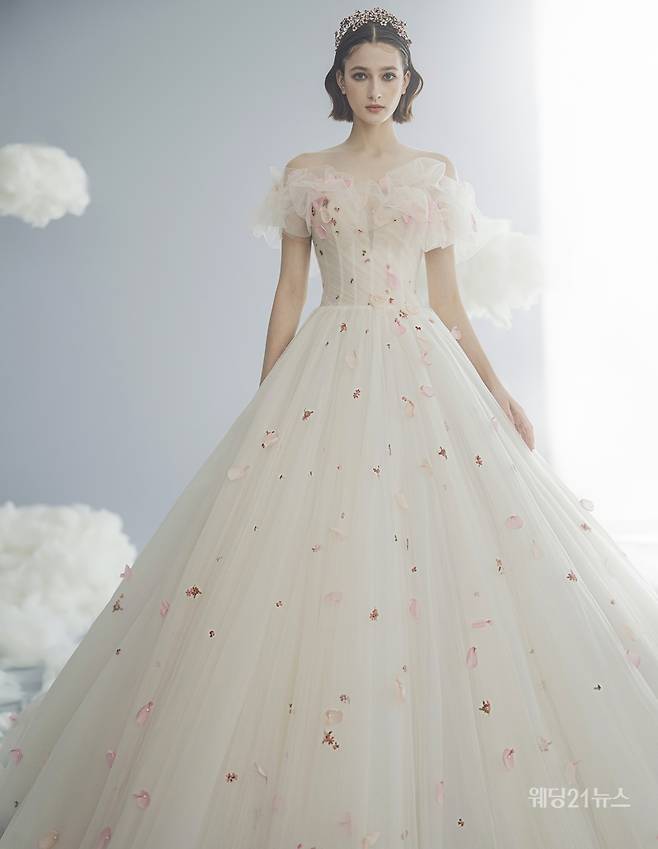사진 : 웨딩드레스 쥬빌리브라이드,&nbsp;포토그래퍼 유창환(앤유스튜디오),&nbsp;모델 발레리아,&nbsp;헤어 설영 메이크업 유진(설영),&nbsp;플라워 닉스플로스,&nbsp;제품협찬 로제블랑