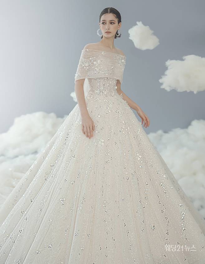 사진 : 웨딩드레스 쥬빌리브라이드,&nbsp;포토그래퍼 유창환(앤유스튜디오),&nbsp;모델 발레리아,&nbsp;헤어 설영 메이크업 유진(설영),&nbsp;플라워 닉스플로스,&nbsp;제품협찬 로제블랑