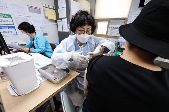 지난 1일 오전 서울 양천구 홍익병원에서 시민이 모더나 백신을 접종받고 있다. [이미지출처=연합뉴스]