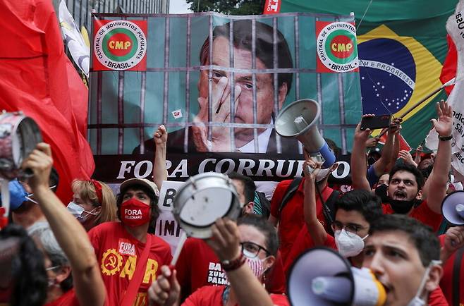 브라질 최대 도시 상파울루에서 2일(현지시각) 자이르 보우소나루 대통령 탄핵을 요구하는 시위가 벌어지고 있다. 상파울루/로이터 연합뉴스