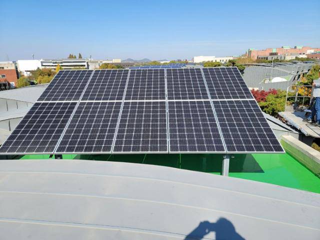 지난달 22일 경기 파주시 한 타운하우스에 거주하는 권기봉씨 집 옥상에 설치된 태양광 패널. 권기봉씨 제공