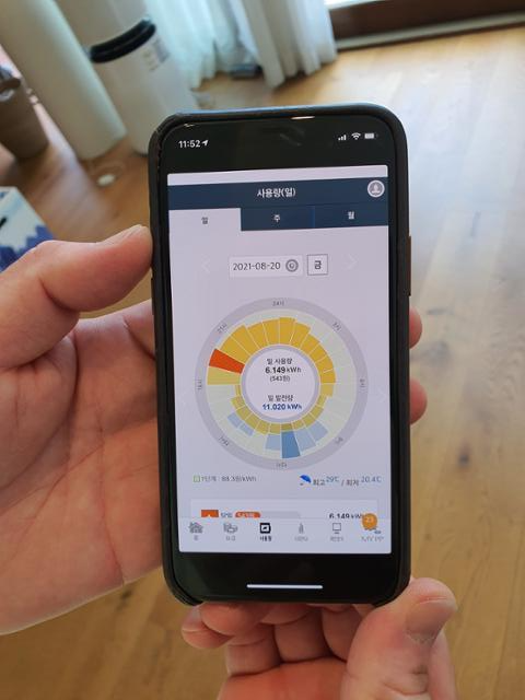 지난달 22일 경기 파주시 한 타운하우스에 거주하는 권기봉씨가 휴대폰 애플리케이션으로 이틀 전 태양광 일일 전력 생산량과 사용량을 보여주고 있다. 류호 기자