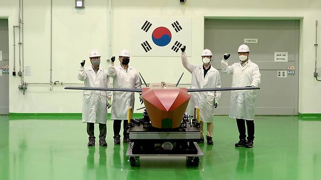 지난달 23일 LIG넥스원 유도무기체계조립동에서 LIG넥스원 관계자들이 개발 성공을 다짐하고 있다. 영상캡처=왕준열