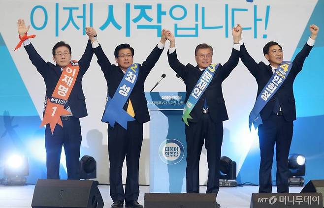 이재명, 최성, 문재인, 안희정 더불어민주당 대선 경선후보가 3일 오후 서울 구로구 고척스카이돔에서 열린 19대 대통령후보자 수도권·강원·제주 선출대회에 참석해 손을 들어 지지자들의 환호에 답하고 잇다. /사진=이동훈 기자 photoguy@