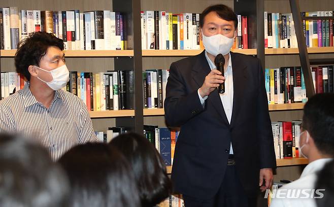 [서울=뉴시스] 국회사진기자단 = 국민의힘 대권주자인 윤석열 전 검찰총장이 3일 서울 강남구 최인아책방에서 열린 국민캠프 청년위원회 임명장 수여식에 참석해 인사말을 하고 있다. 2021.10.03. photo@newsis.com