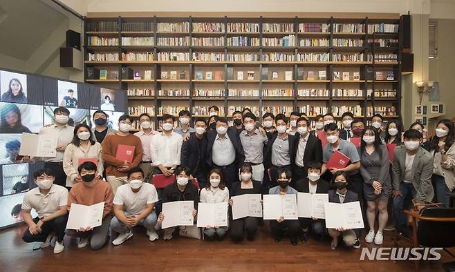 [서울=뉴시스] 국회사진기자단 = 국민의힘 대권주자인 윤석열 전 검찰총장이 3일 서울 강남구 최인아책방에서 열린 청년위원회 임명장 수여식에서 참가자들과 기념촬영을 하고 있다. 2021.10.03. photo@newsis.com