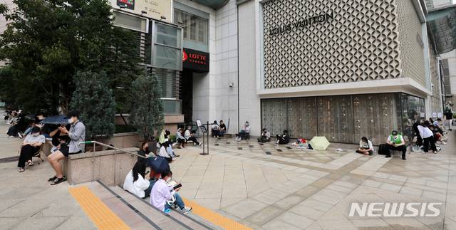 [서울=뉴시스]이영환 기자 = 명품브랜드 샤넬이 오는 7월부터 가격을 인상한다고 알려진 30일 오전 서울 중구 롯데백화점 앞에서 시민들이 백화점 오픈시간 전부터 샤넬 매장 입장을 위해 대기하고 있다. 2021.06.30 20hwan@newsis.com