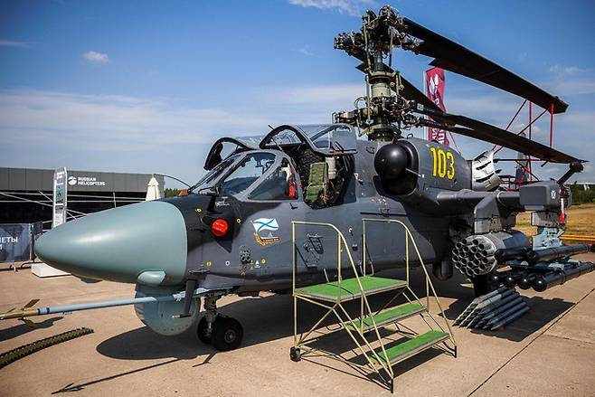 러시아의 KA-52K 공격헬기가 메인로터를 접은 채 전시되어 있다. AFP 연합뉴스